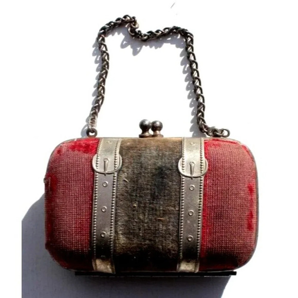 Antique VINTAGE 1900s MINIATURE ART NOUVEAU Accessory DOLL PURSE W/ Chain Handle - Picture 1 of 4